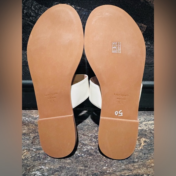 🚨SOLD🚨 KATE SPADE NEW YORK Cassia NEW White Patent Thong Flats Sandals Size 8.5 - Picture 16 of 16
